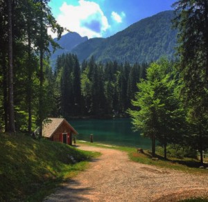 scenic-mountain-lake